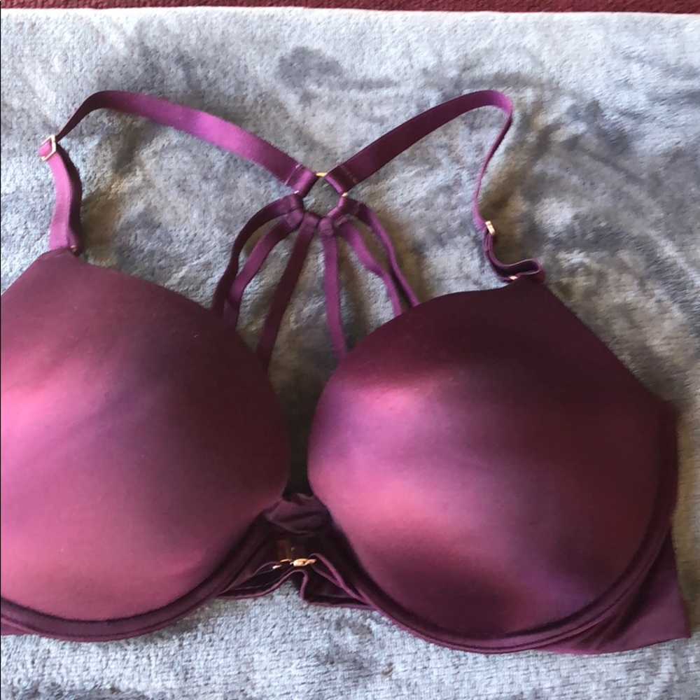 Size 38D Victoria’s Secret bra never worn